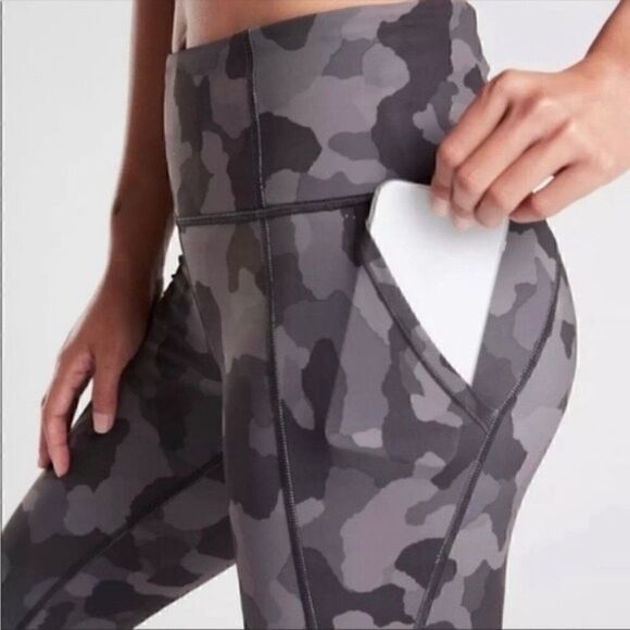 Athleta Lightning Stash Pocket Camo 7/8 Tight Legging Black Camo Women’s Size XS - Picture 5 of 16